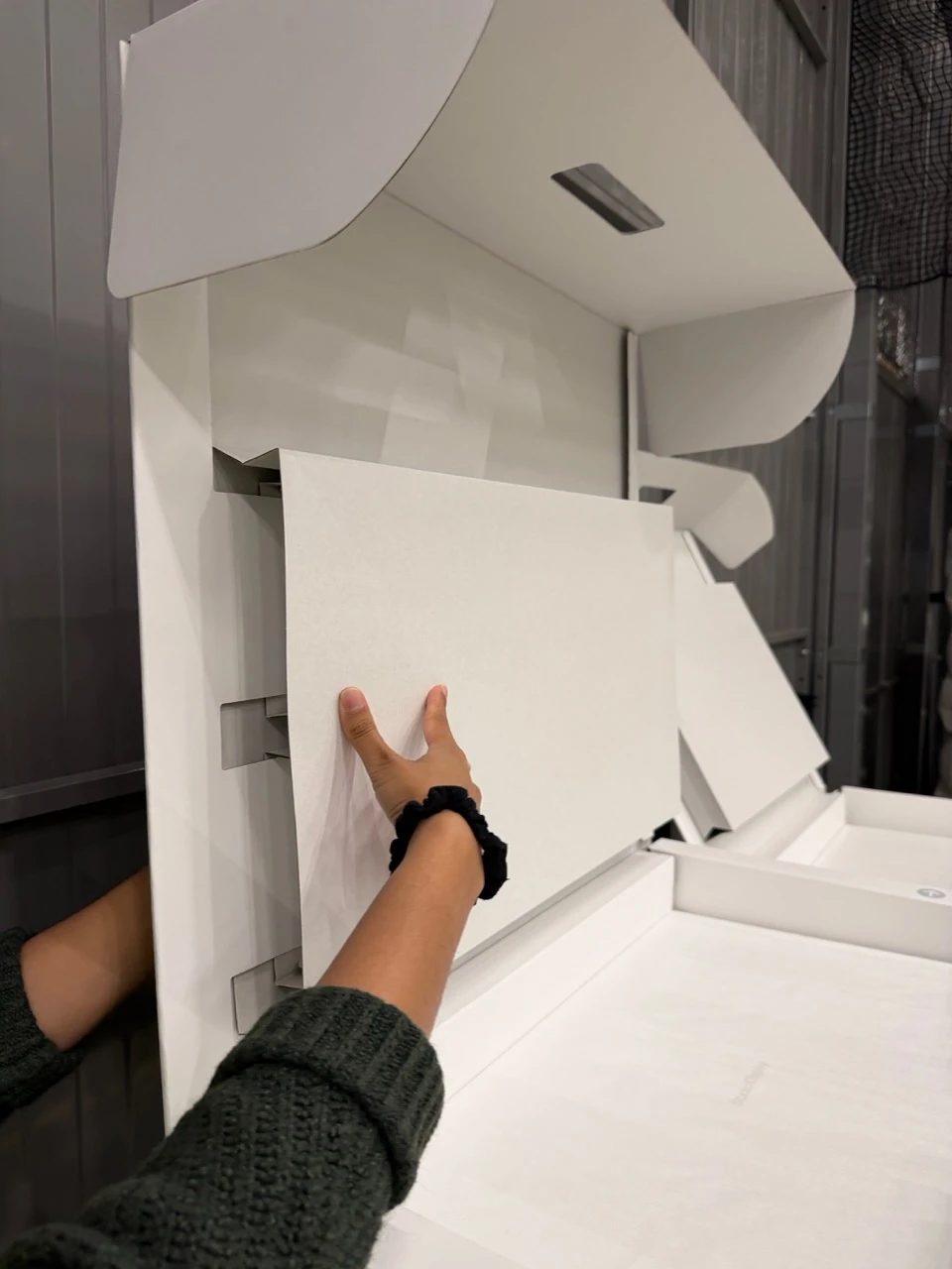 Tektura uformowana jest tak, by się lekko wyginać i chronić matrycę