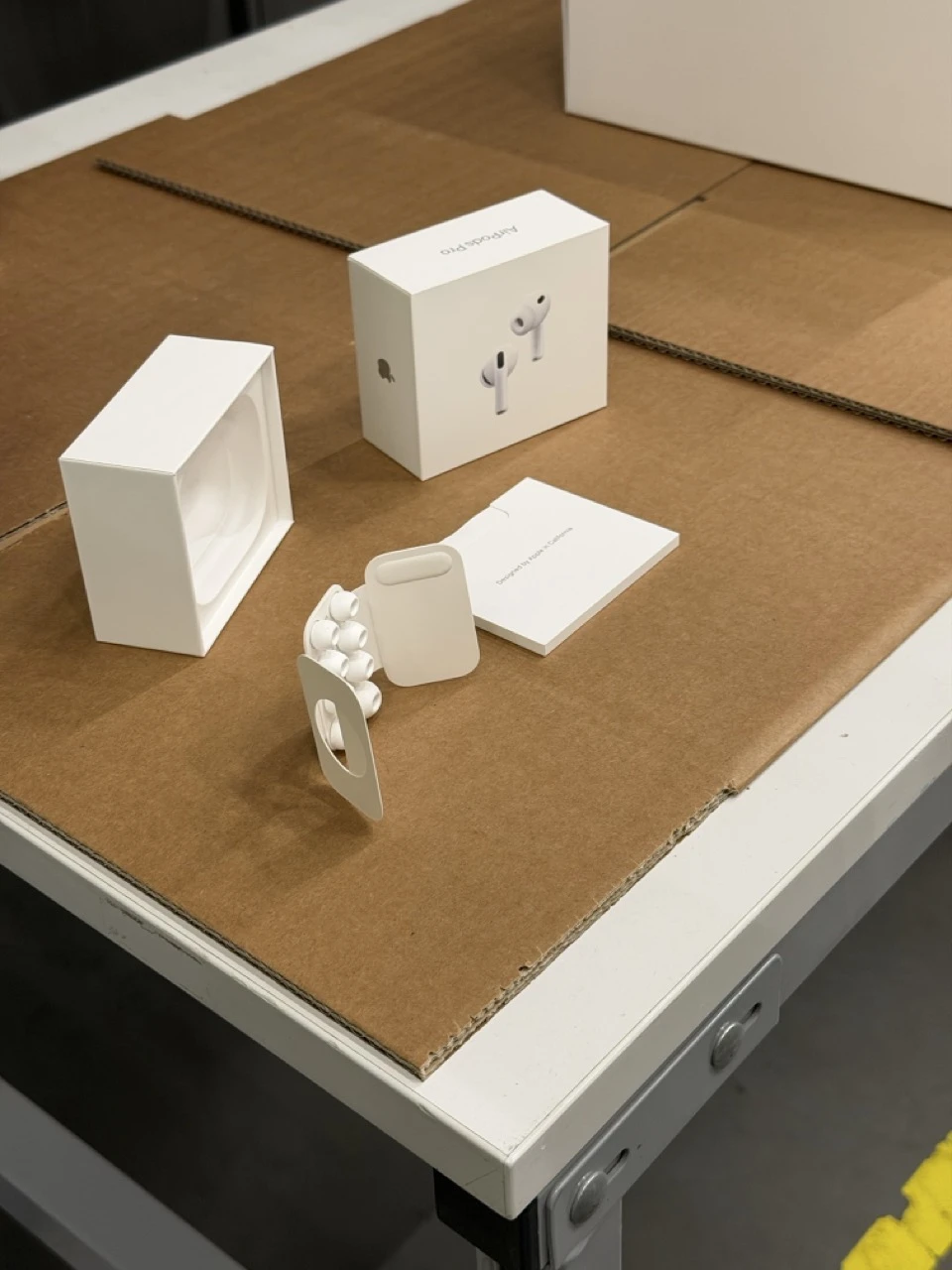 Inne produkty, w tym opakowania AirPodsów, też są w całości wykonane z papieru