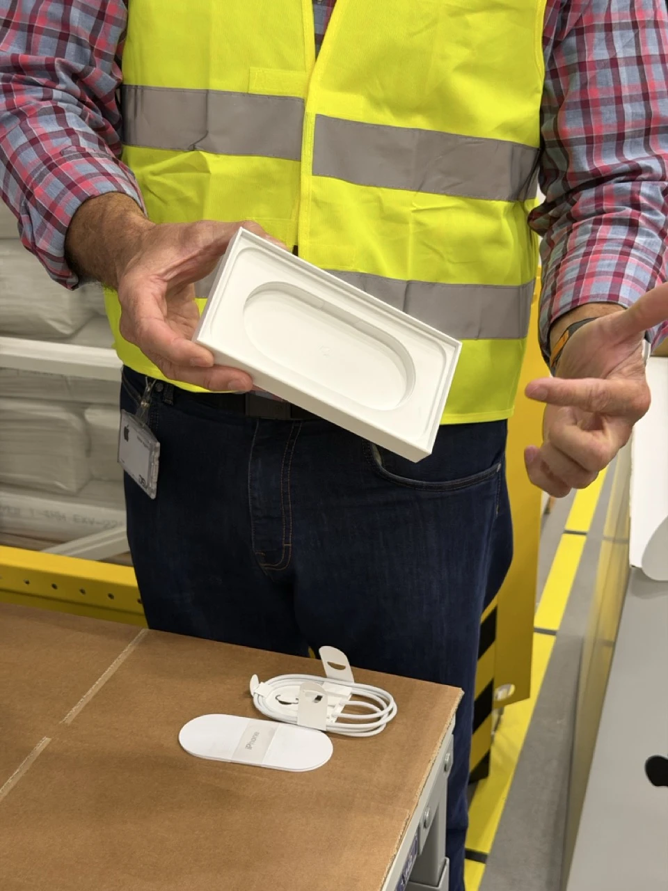 Pudełka od iPhone’ów również są teraz papierowe