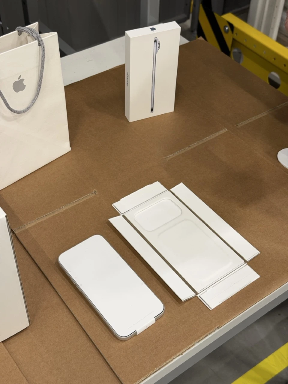 Papierem pokrywane są na czas transportu również wyświetlacze, a pudełko można łatwo rozłożyć