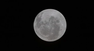 Załoga Artemis II widzi to, czego nie widział jeszcze żaden człowiek. "To inny Księżyc"