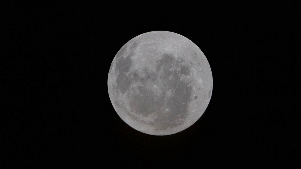 Załoga Artemis II widzi to, czego nie widział jeszcze żaden człowiek. „To inny Księżyc”