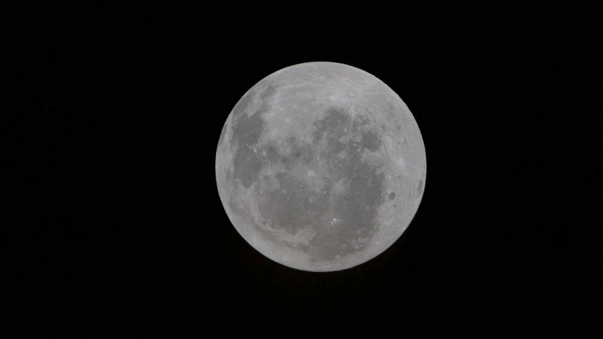 Załoga Artemis II widzi to, czego nie widział jeszcze żaden człowiek. "To inny Księżyc"