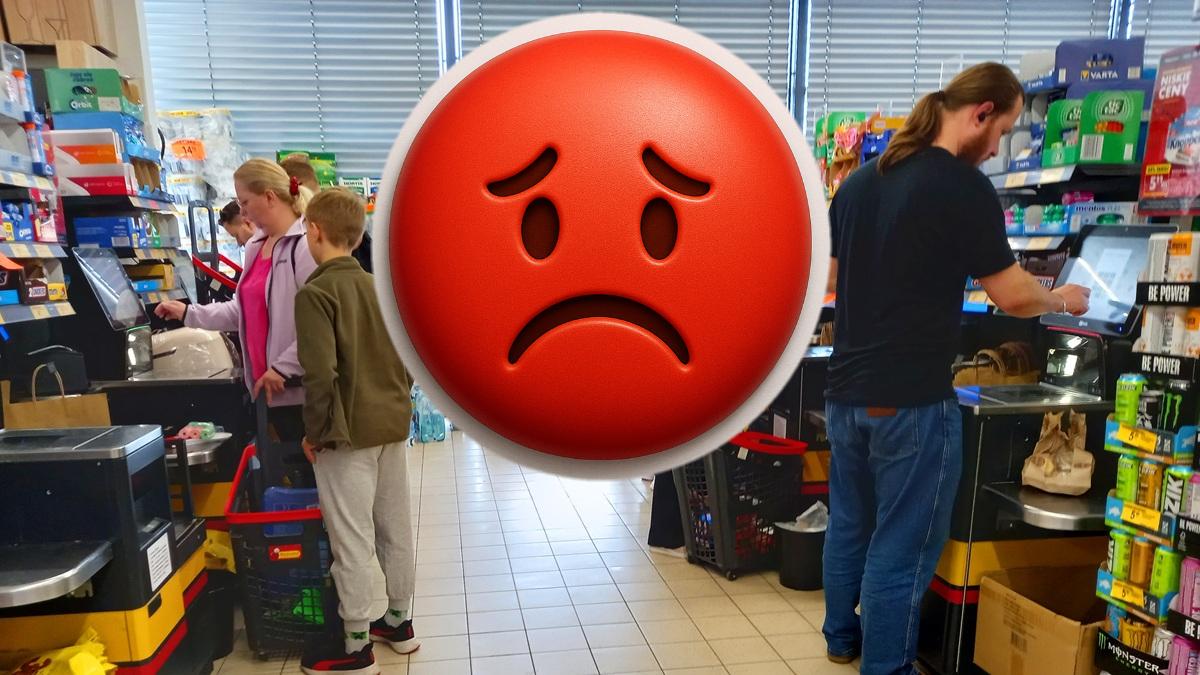 Przy kasie jesteś teraz szef. Klikasz smutną buźkę, a pracownik żegna się z premią