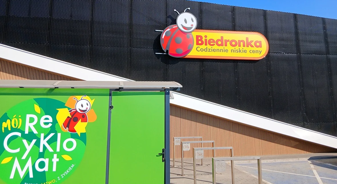 Image for Biedronka zrobiła z kaucji promocję. Popędzicie z butelkami do automatów