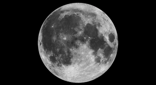 Już za kilka dni rozpocznie się maj, który w tym roku zaserwuje miłośnikom astronomii i nocnych obserwacji niezwykłą gratkę. Zamiast jednej, standardowej pełni, na wiosennym niebie zobaczymy aż dwie. Ten rzadki fenomen zwieńczy tak zwany Niebieski Księżyc. Koniecznie popatrzcie w górę, bo następna taka okazja będzie dopiero za kilka lat.