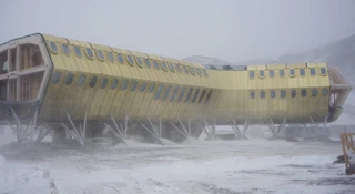 Zespół odpowiedzialny za trzeci, kluczowy etap modernizacji Polskiej Stacji Antarktycznej im. Henryka Arctowskiego jest już na miejscu. Na Wyspie Króla Jerzego, ponad 14 tys. km od Polski, trwa inwestycja, która przeniesie naszą naukę na zupełnie nowy poziom. Instytut Biochemii i Biofizyki PAN wkracza w decydującą fazę budowy, a my sprawdzamy, z jak ekstremalnymi wyzwaniami muszą mierzyć się polscy inżynierowie.