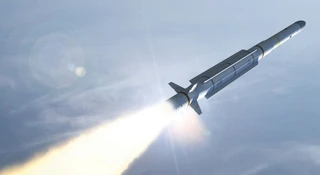 Budowa polskiej tarczy przeciwlotniczej wchodzi w decydującą fazę. Polska Grupa Zbrojeniowa właśnie dopięła kluczową umowę, na mocy której na mapie kraju wyrośnie supernowoczesne Centrum Integracji Systemów i Uzbrojenia. To właśnie tam będzie biło analityczne i operacyjne serce programu Narew, chroniącego nasze niebo przed współczesnymi zagrożeniami.