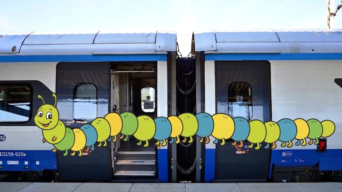 PKP Intercity wypuszcza gąsienicę. Niecodzienny widok na dworcu