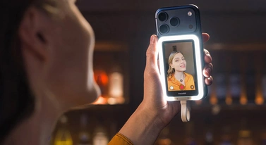 Przednia kamerka na śmietnik. Gadżet do telefonu zmieni twoje selfie