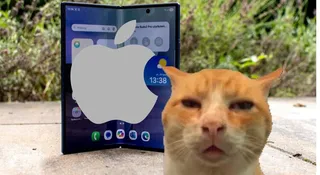 Składany iPhone pokonał androida