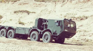 Polski przemysł zbrojeniowy wrzuca najwyższy bieg, a ikona rodzimej motoryzacji wojskowej szykuje się do rewolucji. Jelcz, którego podwozia już teraz dźwigają najpotężniejszy sprzęt naszej armii, rozpoczyna wielką rozbudowę.