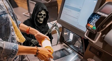 Kasy samoobsługowe i aplikacje jak kostucha z mema. Idą po kolejną ofiarę