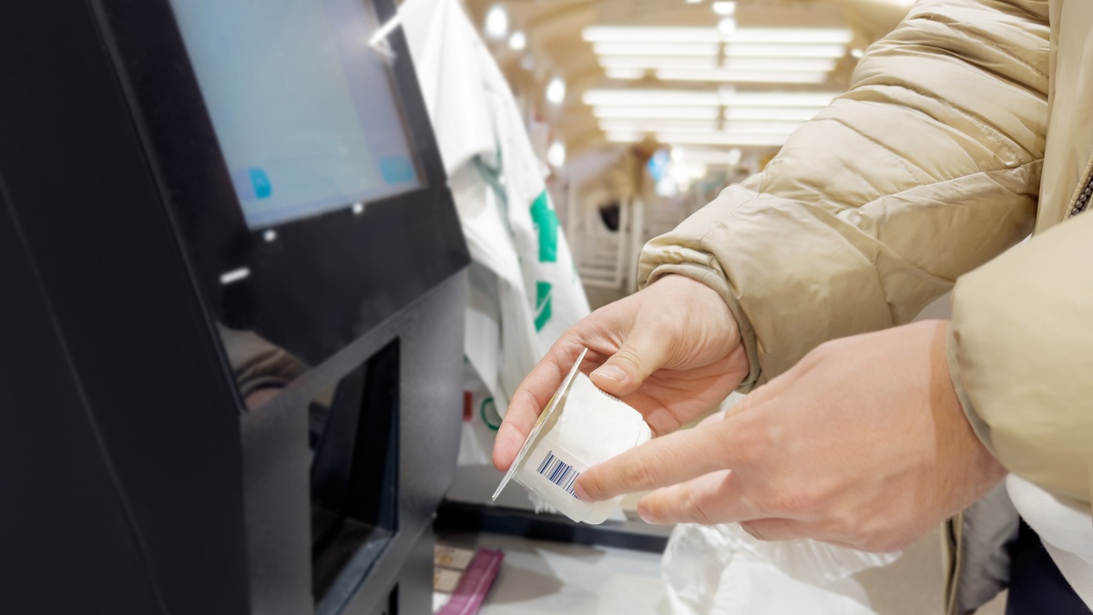 Kasa samoobsługowa będzie cię obserwować. Sklepy testują bat na złodziei