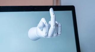 Według OpenAI czarnowidztwo sprawia, że ludzie rzucają w Altmana koktajlem mołotowa