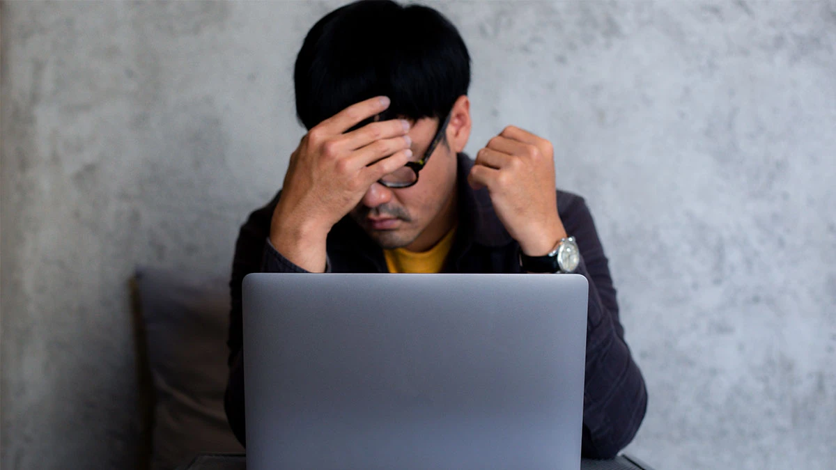 Kazali kandydatowi mówić obraźliwe rzeczy. Banalną prośbą zdemaskowali oszusta