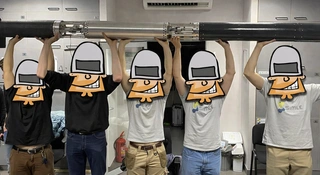 Zbudowali potężną, ponad czterometrową rakietę, która już za chwilę wzbije się na wysokość trzech kilometrów nad amerykańską pustynią. Studenci z międzywydziałowego koła naukowego SimLE działającego na Politechnice Gdańskiej pokazali światu swoje najnowsze dzieło. R7 Orzeł to nie jest kolejny studencki projekt, o którym zapomnimy po jednym semestrze. To naszpikowana technologią platforma badawcza, która udowadnia, że polski sektor kosmiczny rośnie w siłę już na etapie akademickim.