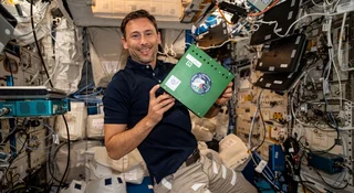 Polscy naukowcy wzięli pod lupę glony powracające z Międzynarodowej Stacji Kosmicznej, a pierwsze wyniki ich analiz dosłownie wprawiają w osłupienie. W zderzeniu z kosmiczną mikrograwitacją i promieniowaniem te niepozorne organizmy masowo przeprogramowały swoje geny, zamieniając się w ultrawydajne, walczące o przetrwanie fabryki tlenu.