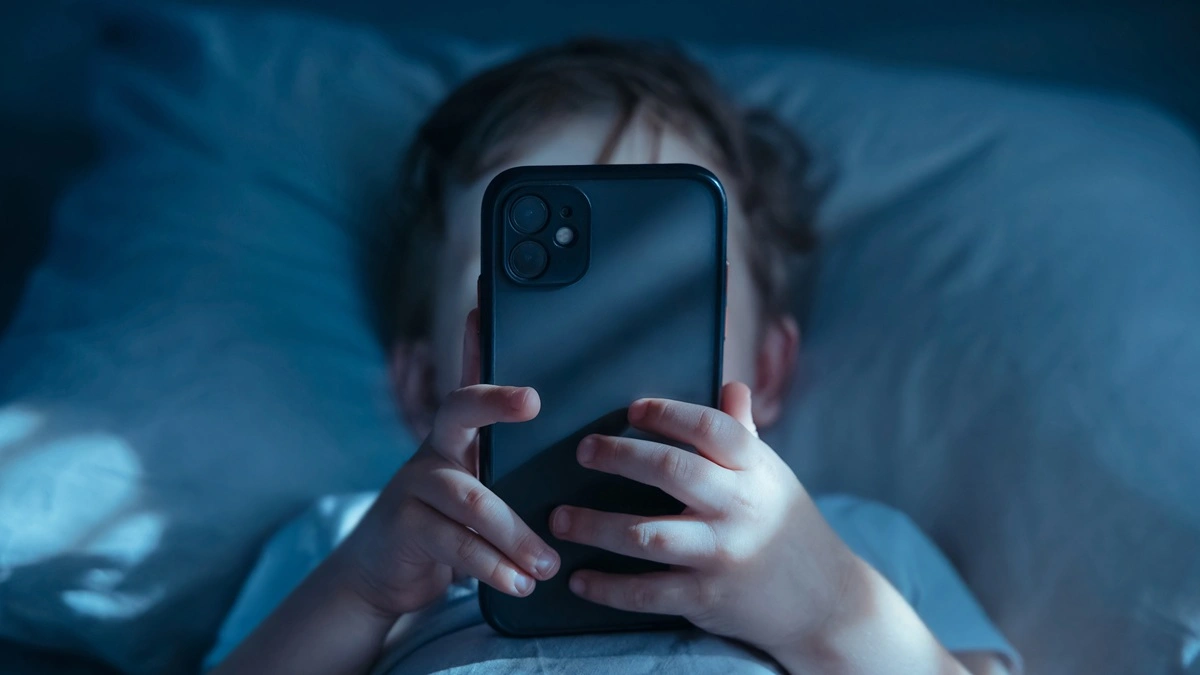 Szkoły żegnają telefony, a młodszym się upiecze. Ministerstwo się tłumaczy