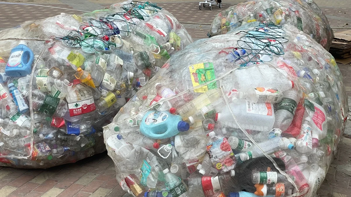 Butelkomat zamienili w kontener na śmieci. Polacy popełniają prosty błąd