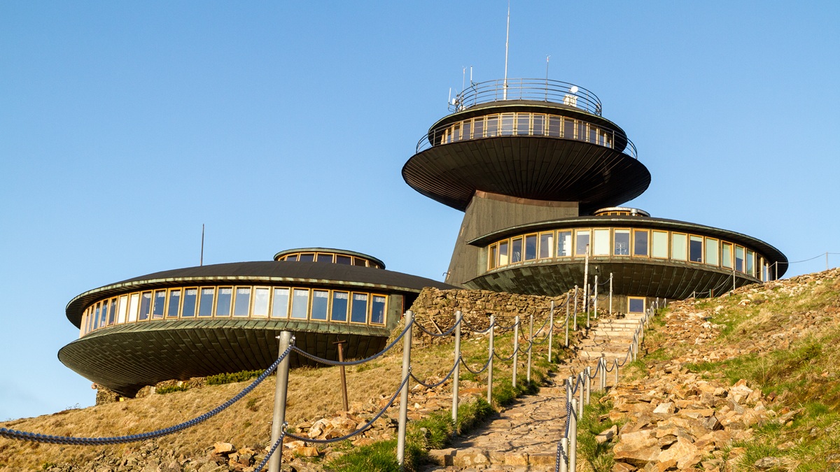 „Kosmiczne spodki” od lat niszczeją. Aż przykre, iż dopiero teraz się za to biorą