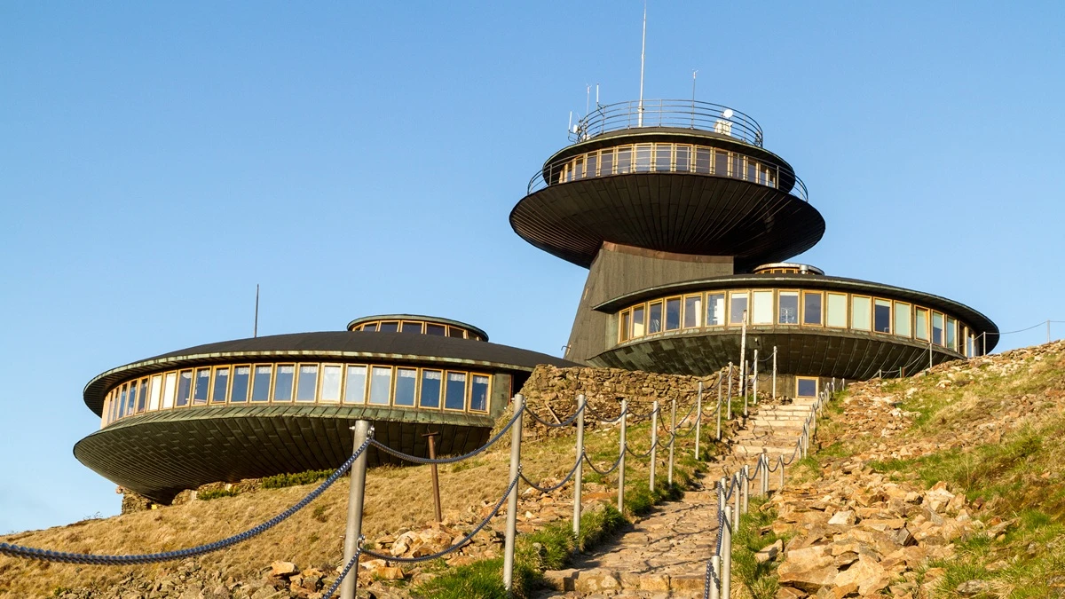 "Kosmiczne spodki" od lat niszczeją. Aż przykre, iż dopiero teraz się za to biorą