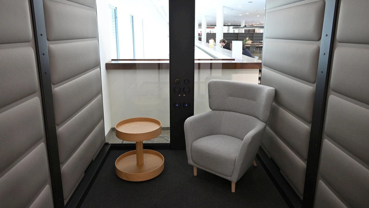 Uciekają przed telefonami do pokoju ciszy. Wszyscy się nie pomieścimy