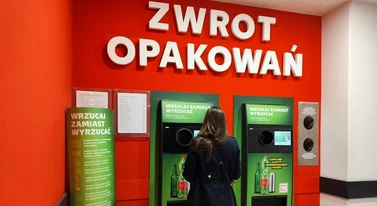 Rząd mówi o kolejkach do butelkomatów. Sklepom ma się zrobić głupio
