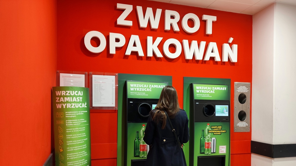 Rząd mówi o kolejkach do butelkomatów. Sklepom ma się zrobić głupio