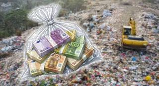 Nurkował w śmieciach po fortunę