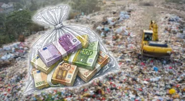 Wyrzucił worek z kasą na śmieci. Musiał nurkować w odpadkach