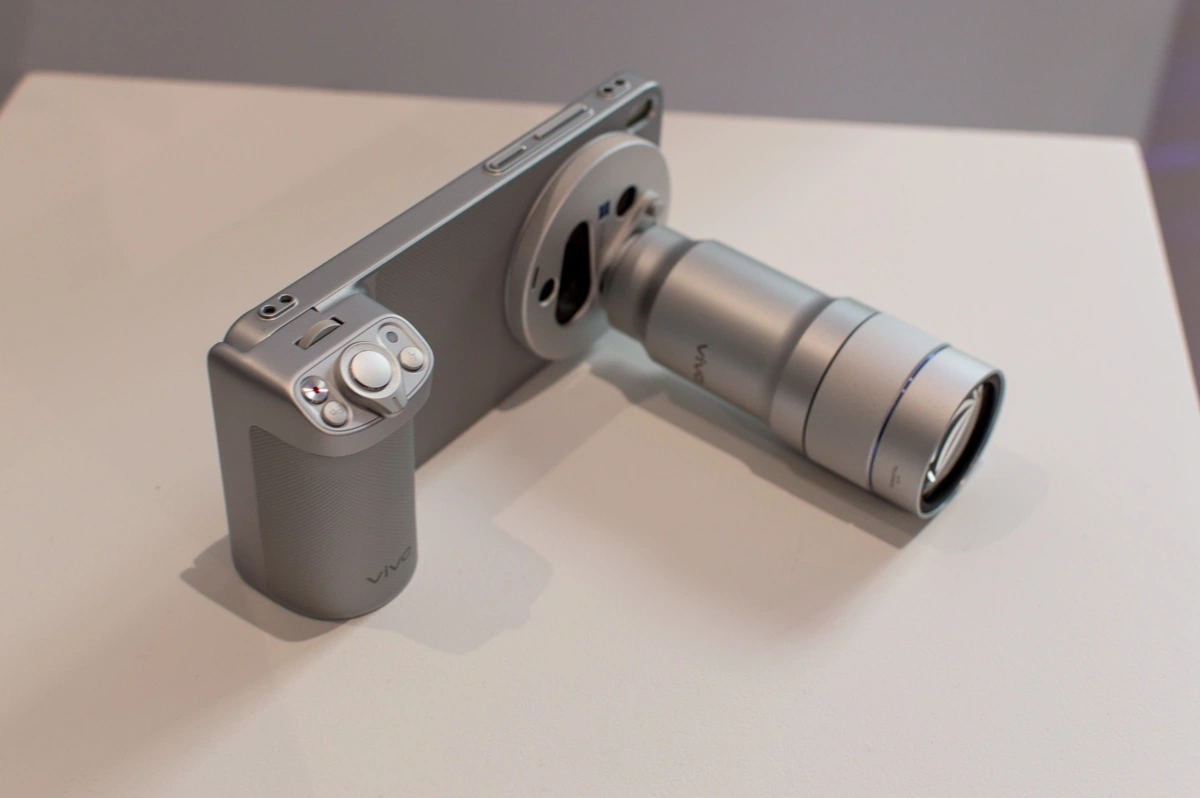 Ten telefon nie ma głównego aparatu. Wszystkie są tak samo dobre