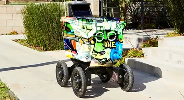 Roboty z jedzeniem ofiarami agresji. Wandali nie obchodzi, że czekasz na kebsa