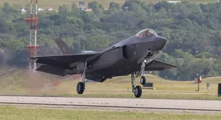 Jeszcze w maju w 32. Bazie Lotnictwa Taktycznego w Łasku mają wylądować pierwsze polskie myśliwce F-35A Husarz. To moment, na który Siły Powietrzne czekały od sześciu lat. Polska zamówiła 32 samoloty piątej generacji za 4,6 mld dol., ale dopiero teraz nasze maszyny po raz pierwszy mają dotknąć kołami polskiej ziemi.