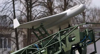 Trwają intensywne prace nad nowym polskim dronem Hornet PL-AT-1, który ma być odpowiednikiem niesławnego Shaheda. Trwają intensywne próby poligonowe,w czerwcu rozpocznie się prodkcja serii testowej, a jesienia bezzałogowiec w wersji bojowej ma trafić do produkcji seryjnej.