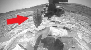 Na Marsie nawet rutyna potrafi zamienić się w problem, którego nikt wcześniej nie przewidział. Łazik Curiosity, pracujący na Czerwonej Planecie od 2012 r., podczas wiercenia w skale Atacama wyniósł z gruntu nie tylko próbkę, ale cały kamienny blok. Ważył około. 13 kg i przez kilka dni tkwił przy narzędziu na końcu robotycznego ramienia. NASA przyznaje, że w historii misji Curiosity taka sytuacja jeszcze się nie zdarzyła.