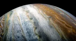 Naukowcy uważają, że wypełniony pyłem pierścień tuż za Jowiszem działał jak kosmiczna fabryka planet, produkując wiele generacji wczesnych skał kosmicznych o bardzo zróżnicowanym składzie. Odkrycie to może ostatecznie wyjaśnić pochodzenie kilku tajemniczych typów meteorytów, które przetrwały od narodzin Układu Słonecznego.