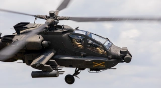 Polska wyda miliardy złotych na 96 śmigłowców bojowych AH-64E Apache. Tymczasem w Stanach Zjednoczonych trwa pilne dochodzenie wojskowe w sprawie wady, która może doprowadzić do utraty kontroli nad maszyną w locie. Sprawa jest poważna, bo dotyczy dokładnie tej samej wersji Apacza, którą zamówiło Wojsko Polskie.