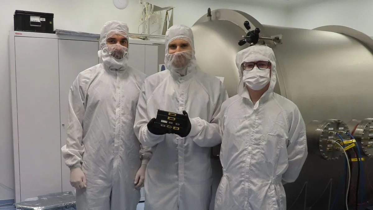 Jeżeli wszystko pójdzie zgodnie z planem, za kilka lat instrument przygotowany pod kierunkiem CBK PAN znajdzie się w pobliżu obiektu, którego dziś możemy jeszcze nie znać. Może będzie to kometa z najdalszych obrzeży Układu Słonecznego. Może kolejny międzygwiezdny przybysz. W obu przypadkach stawką jest ta sama rzecz: zajrzeć do materiału, który pamięta narodziny planet.