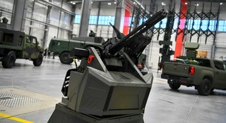 Polska buduje jedną z najnowocześniejszych tarcz antydronowych w Europie. Program San, wart 15 mld zł, to nie tylko gigantyczny kontrakt zbrojeniowy, ale przede wszystkim technologiczna odpowiedź na wyzwania, które całkowicie zmieniły współczesne pole walki.