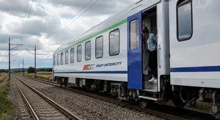 Drzwi w wagonach mogą otworzyć się poza peronem