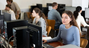 Łap za łopatę i nożyczki. AI zabiera pracę tym siedzącym za biurkiem