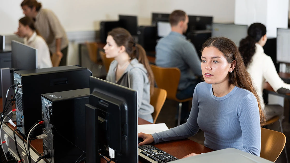 Młodzi mieli iść na studia. Dziś szkoły przygotowują ich do pracy przy maszynach