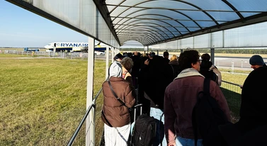 Przy lotnisku stawiają wielki namiot. Wygląda dziwnie, ale ma sens