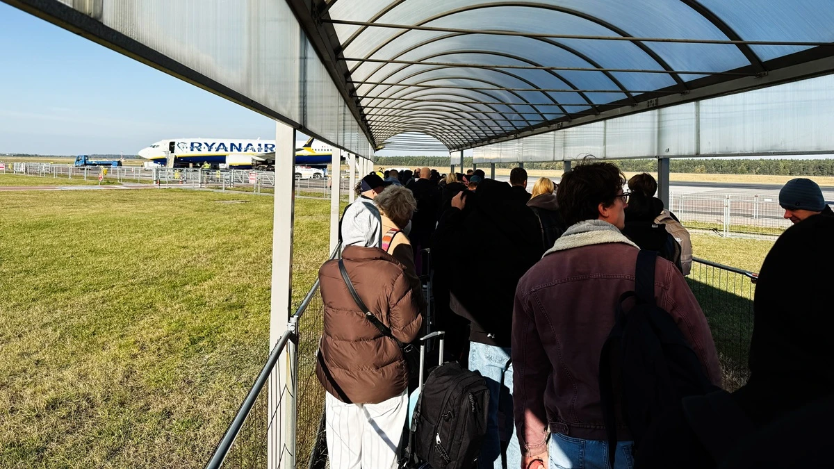 Przy lotnisku stawiają wielki namiot. Wygląda dziwnie, ale ma sens