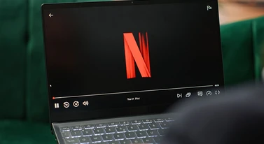 Tańszy Netflix z reklamami wchodzi do Polski. Firma podała datę