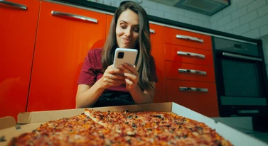 Poprosiła AI, żeby zdjęła z pizzy salami. Chciała wyłudzić zwrot pieniędzy