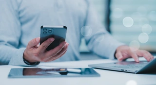 Polacy są zawsze online. Badanie Bitrix24 pokazuje, jak smartfon zmienia kulturę pracy