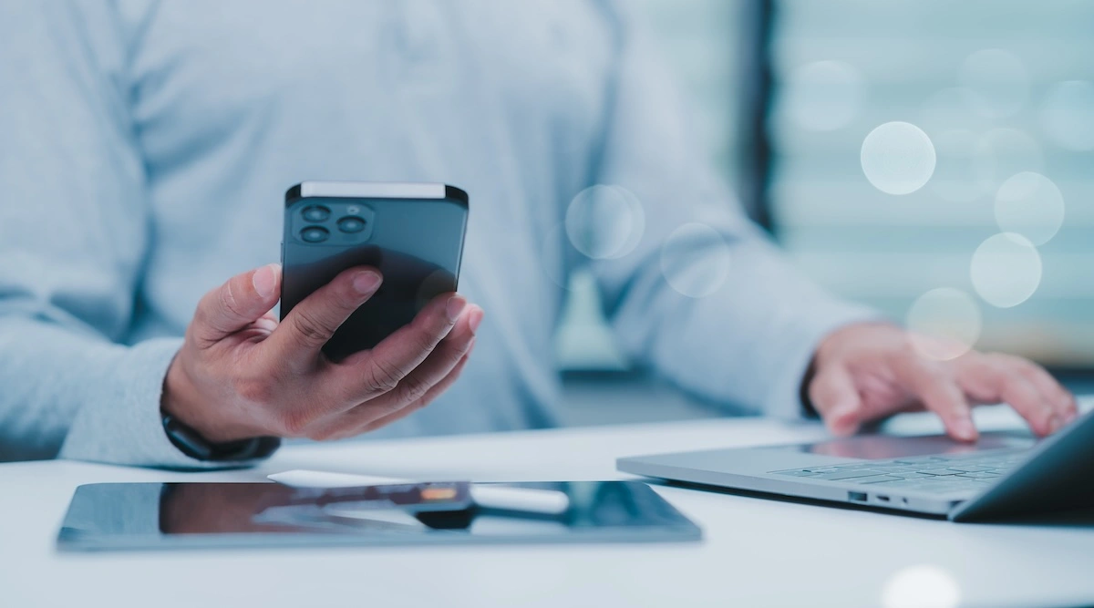 Polacy są zawsze online. Badanie Bitrix24 pokazuje, jak smartfon zmienia kulturę pracy