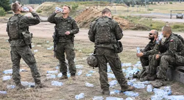 Chcą zmienić zasady systemu kaucyjnego. Armia ma strzelać, nie zbierać butelki